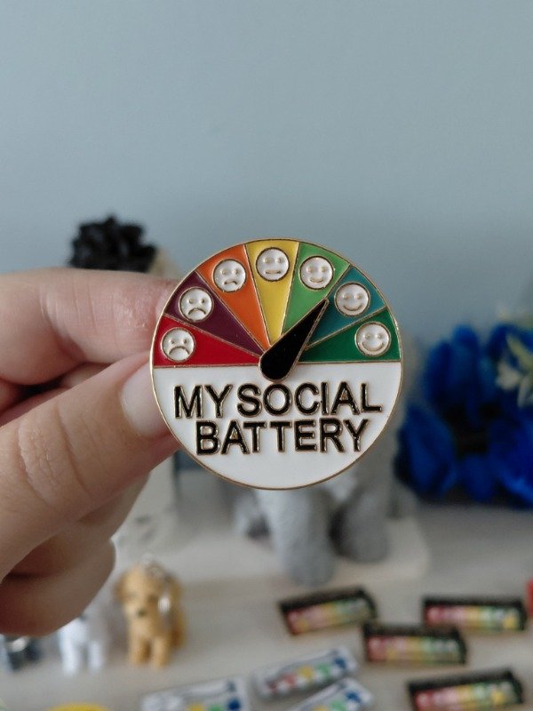 Producto - Pin metalizado - My social battery redonda en DORADO