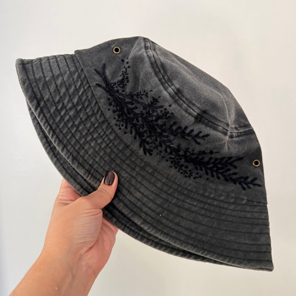 Producto - Piluso vintage Monocromo bordado a mano negro.