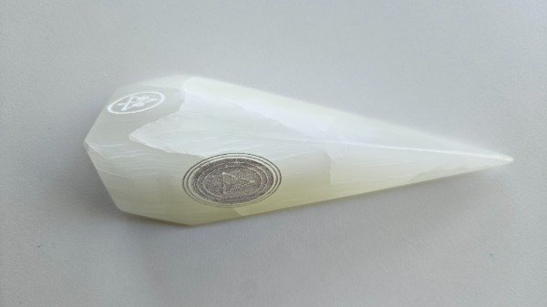Producto - Obelisco 3 caras Onix Blanco