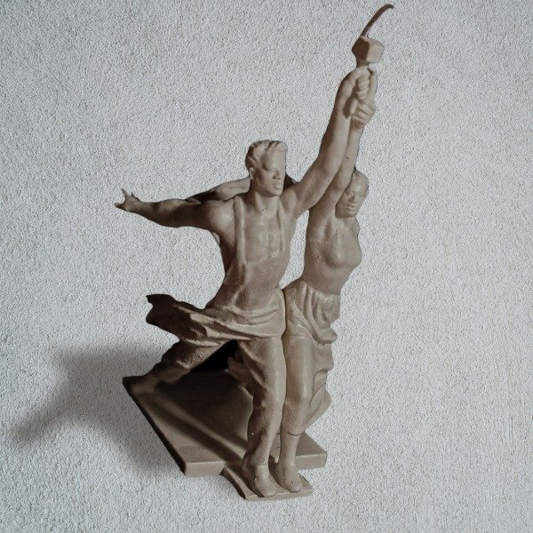 Producto - Mini Escultura: Obrero y koljosiana.