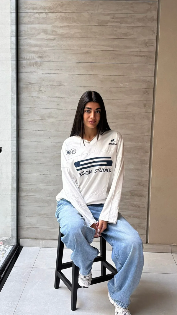 Producto - REMERA CUELLO V DESIGN STUDIOS JERSEY