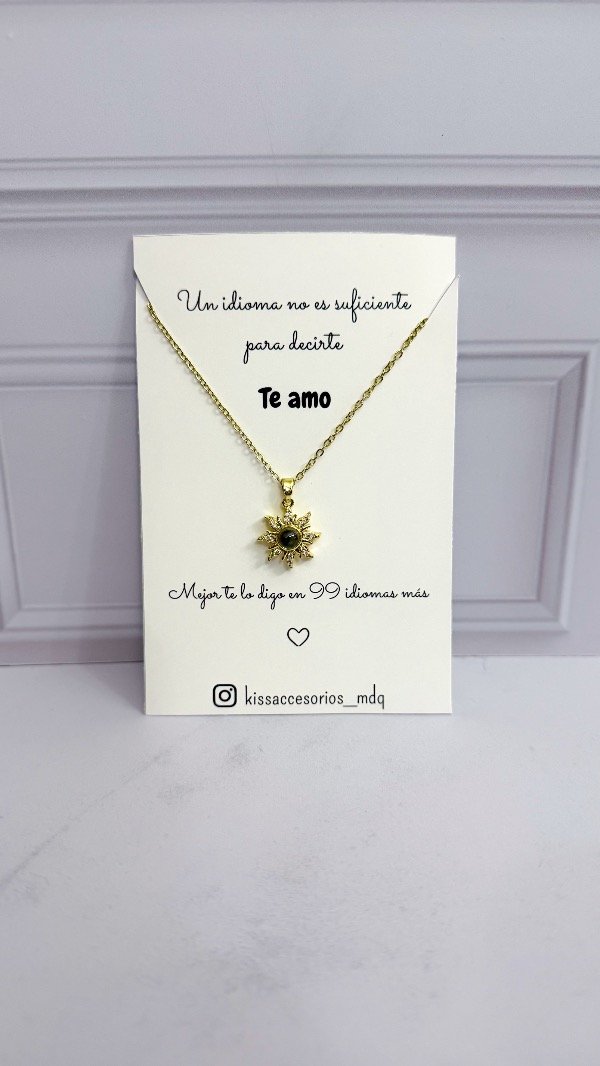 Producto - Collar proyector te amo en 100 idiomas sol dorado