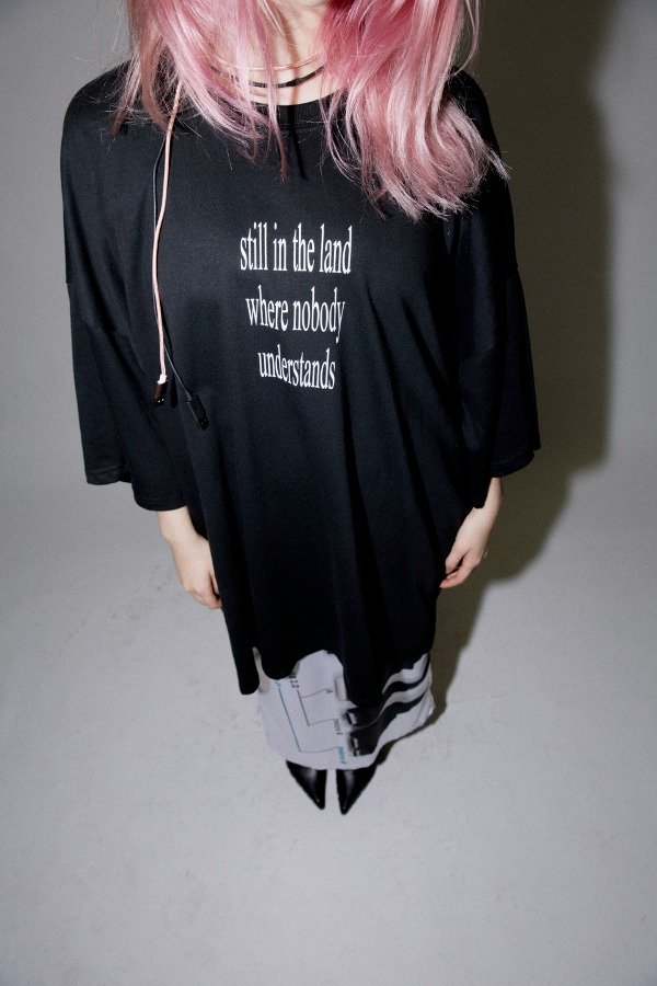 Producto - still in the land remera oversized