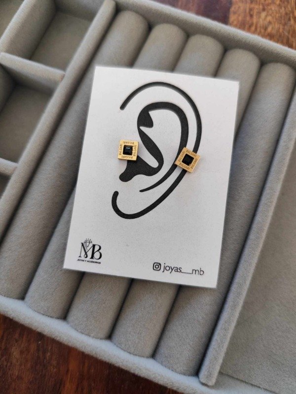 Producto - Aros bulgari cuadrado cuadrado strass negro. Tamaño S. Acero dorado.