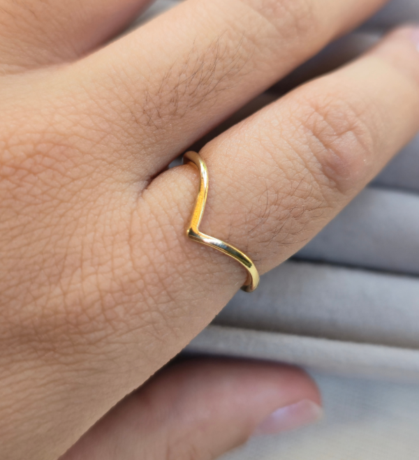 Producto - Anillo en V ENCHAPADO EN ORO 18K