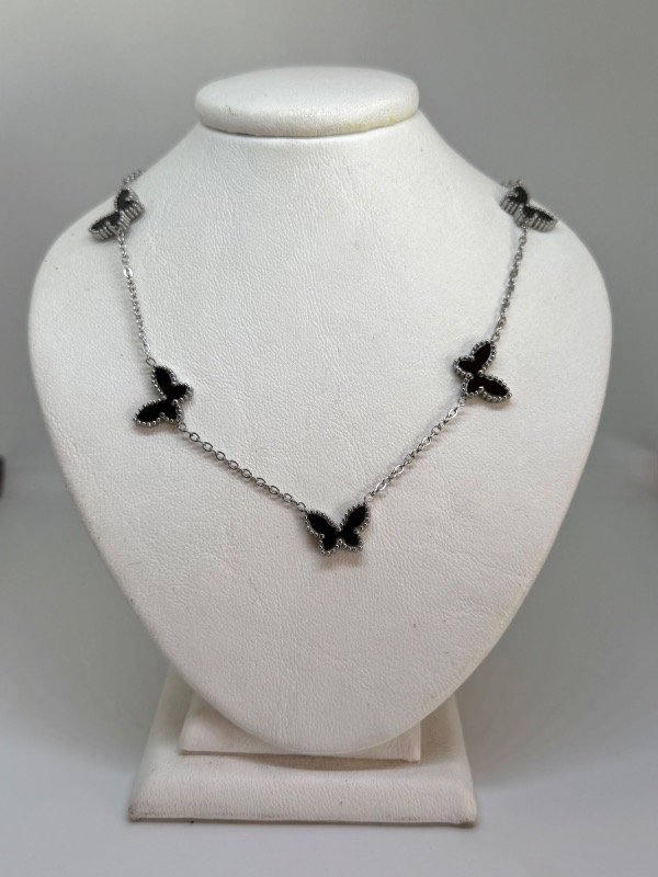 Producto - Collar cinco mariposas negras