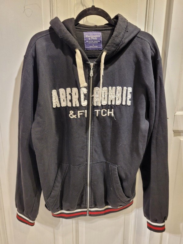 Producto - Buzo ABERCROMBIE negro con cierre y capucha Talle L - PRECIO: 84X