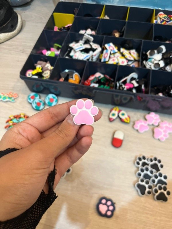 Producto - Pin de crocs Huellita de gato1