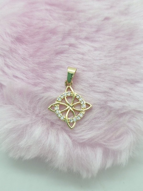 Producto - Dije acero dorado nudo de bruja strass