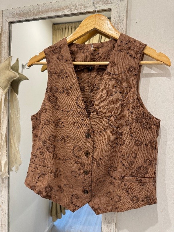 Producto - Chaleco lino bordado color choco