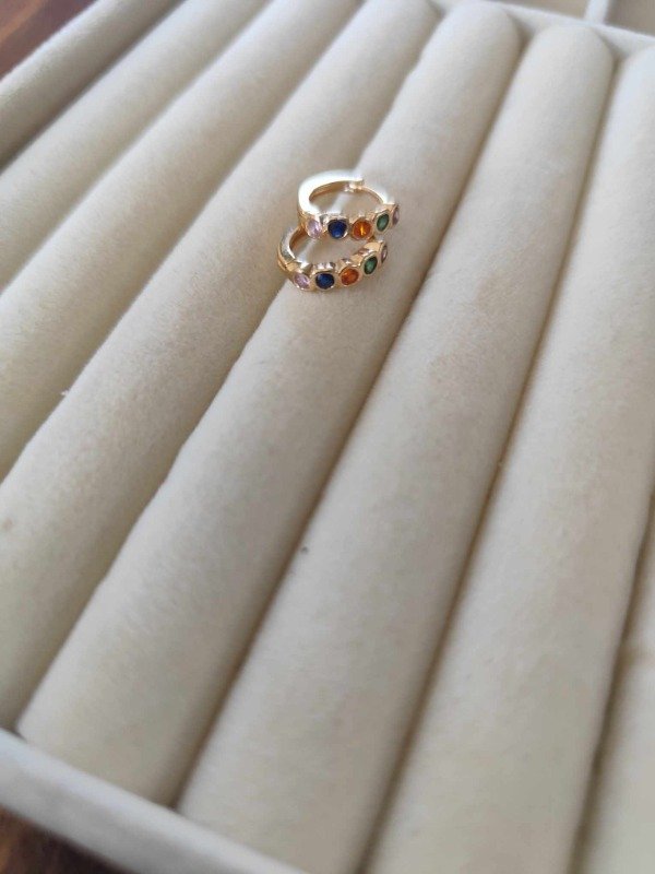 Producto - Aros argolla redondo strass multicolor. 1 cm . Cobre dorado