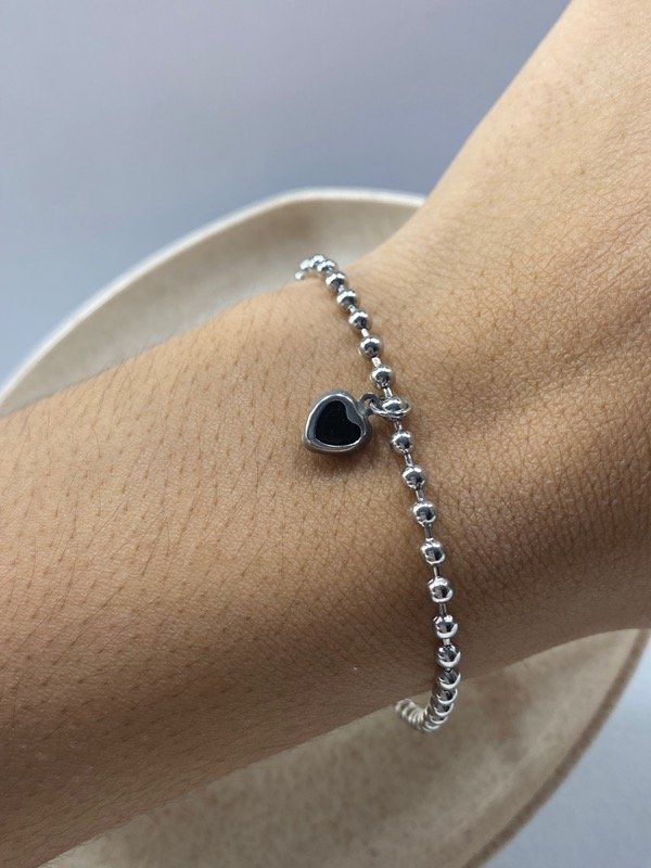 Producto - Puls. Bolitas y mini corazón negro