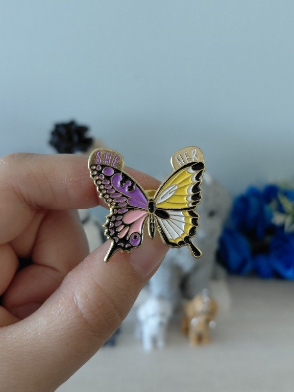 Producto - Pin metalizado - Mariposa "SHE - HER" #2341