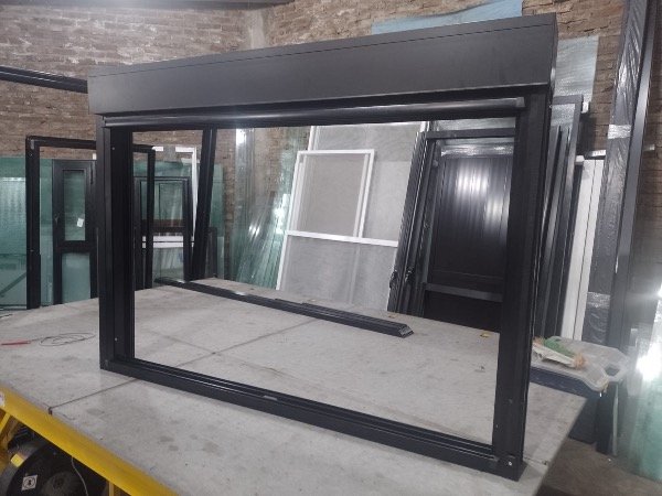 Producto - Persiana compacta negra a motor