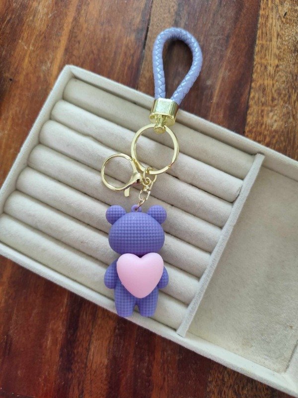 Producto - Llavero osito violeta.