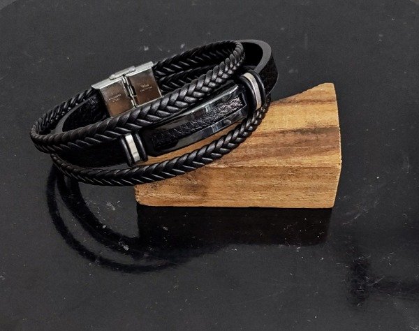Producto - Pulsera Cuero tres tiras dos trenzadas con detalle metal negro Cierre Metálico