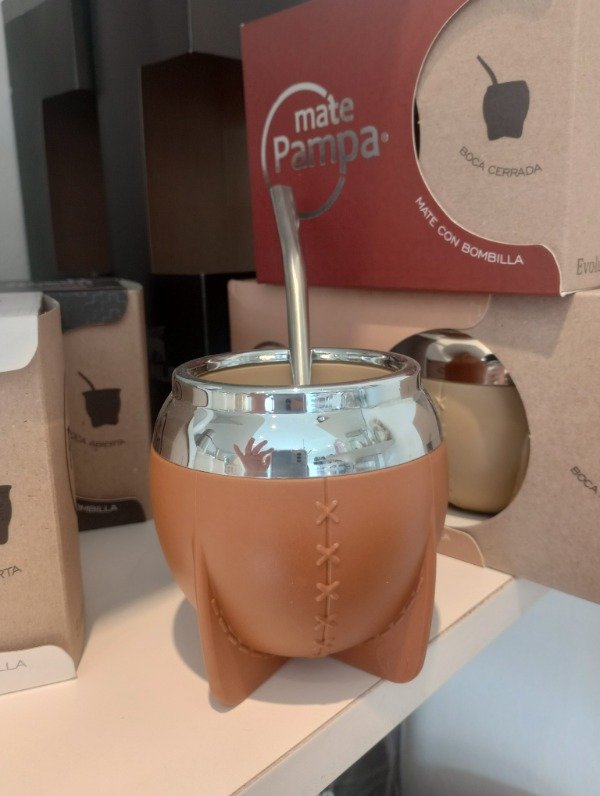 Producto - Mate Pampa Marrón, boca cerrada, con bombilla.
