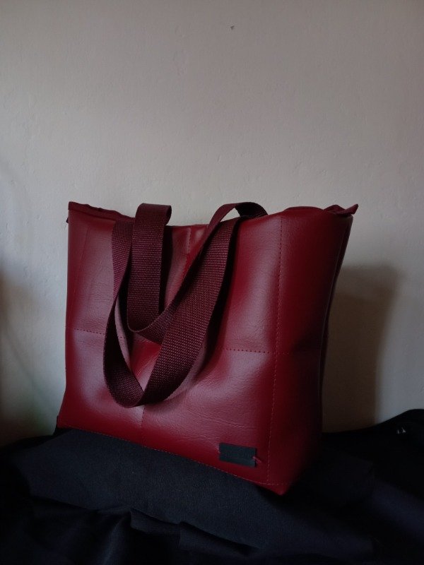 Producto - Puffer malbec ecocuero c/ correa (25 x 22)