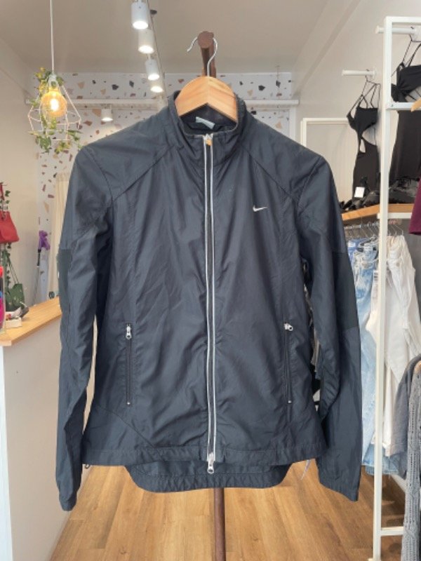 Producto - Campera rompe viento Nike talle M
