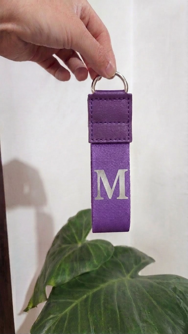 Producto - LLavero con abrojo de cuero VIOLETA