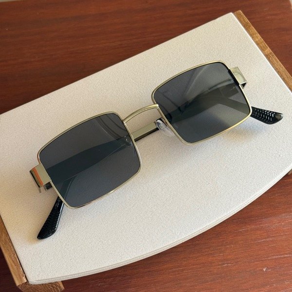 Producto - Lente de sol plateado y cuadrado vidrio oscuro