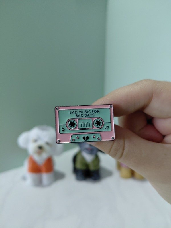 Producto - Pin metalizado - Cassette "Sad music for bad days" #3123