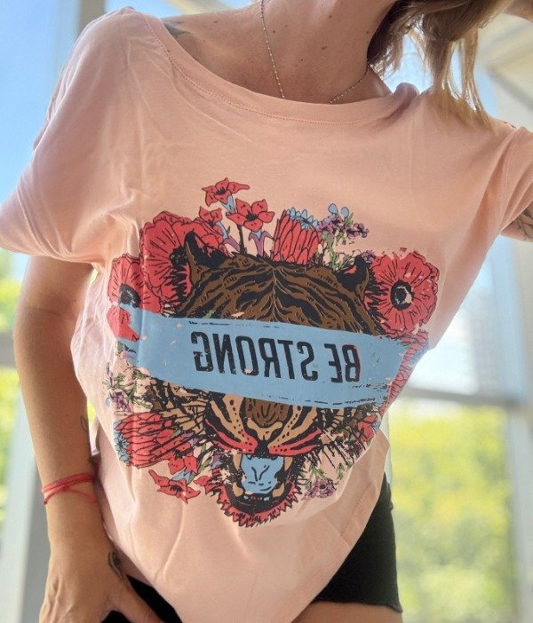 Producto - Remera de algodón con estampa tigre/floral