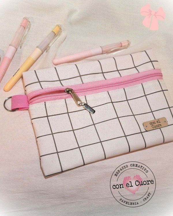 Producto - Cartu OLIVIA - CUADRICULADO NEGRO Y DETALLES ROSAS
