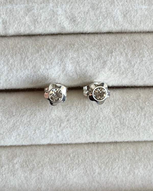 Producto - Aros flor con brillante de acero blanco 5mm