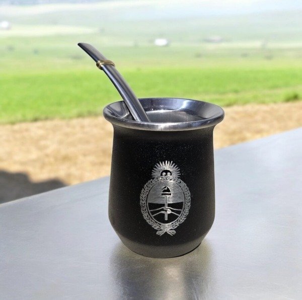 Producto - Mate acero premium Escudo negro, con bombilla