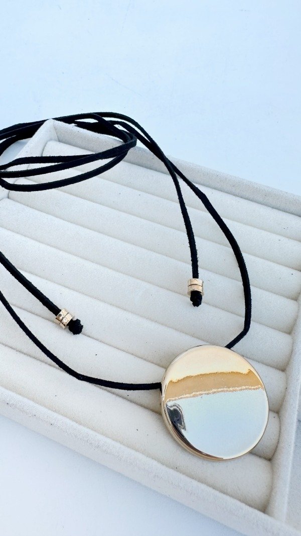 Producto - Collar de gamuza con circulo dorado