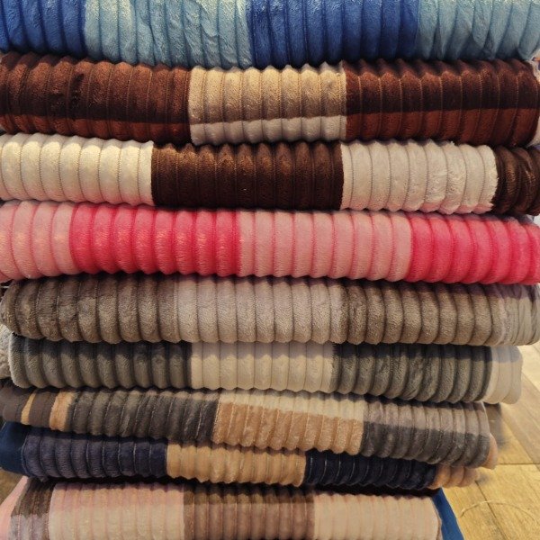 Producto - LINEA BLANCO Frazadas acanaladas diseño a cuadros con corderito