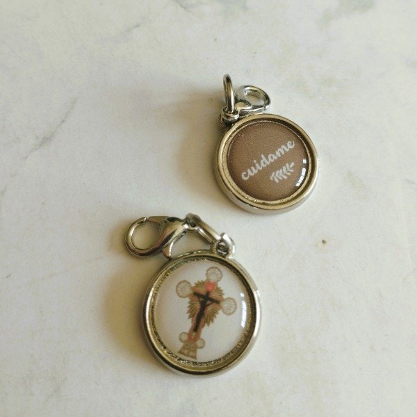 Producto - Medallita con gancho para colgar Cruz Mailin