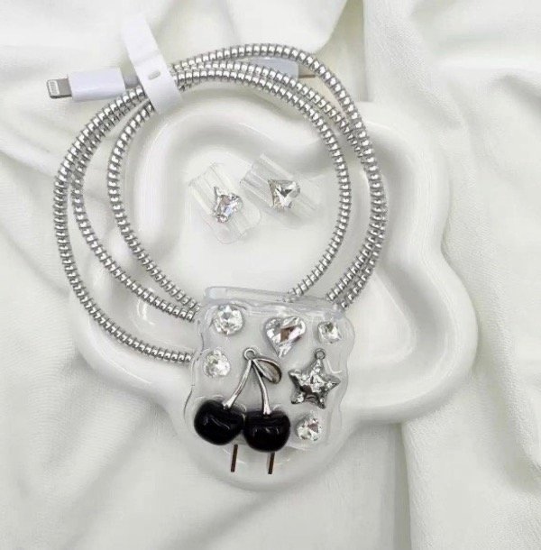 Producto - Protector de cargador 20w cereza big y diamantes - 1