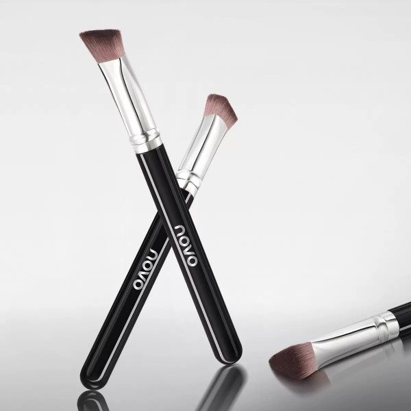 Producto - Brocha triangular suave p/ aplicar iluminador Novo #9136 ts