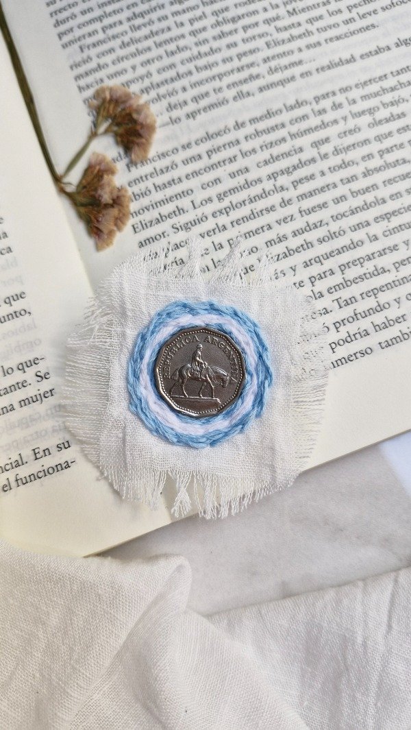 Producto - Escarapela Maria Elena Walsh Caballito