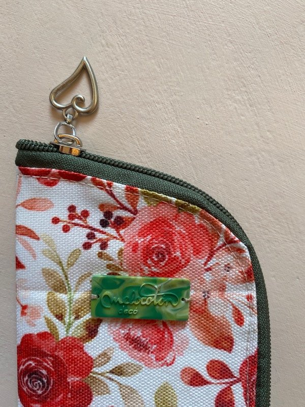 Producto - Estuche higiene bucal rosas fdo blanco