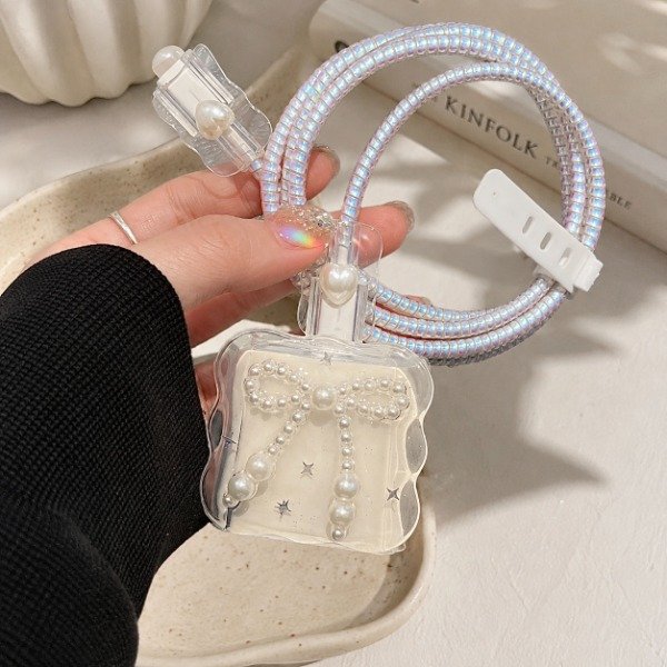 Producto - Protector de cargador 20w moño de perlas y destellos