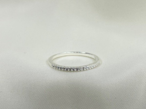 Producto - Anillo tipo cintillo cubics arriba