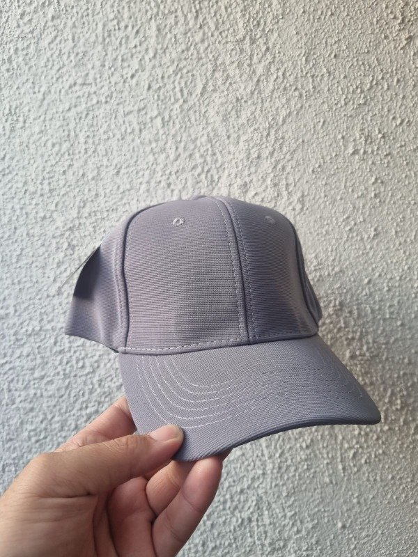 Producto - Gorra LISA CERRADA GRIS CLARO