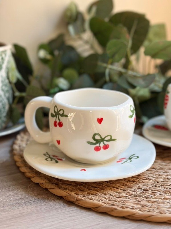 Producto - Taza  y plato de cerámica Guinda