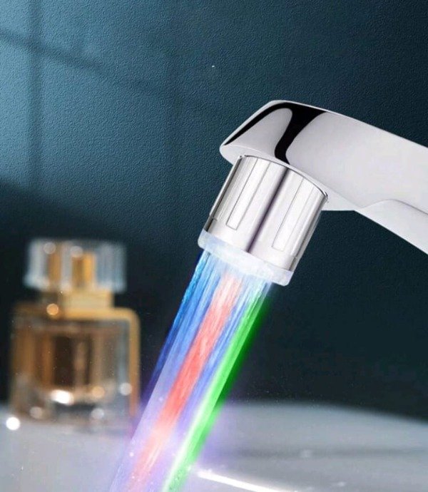 Producto - Boquilla Luz Led Rgb Para Grifo Con Dínamo 7 COLORES