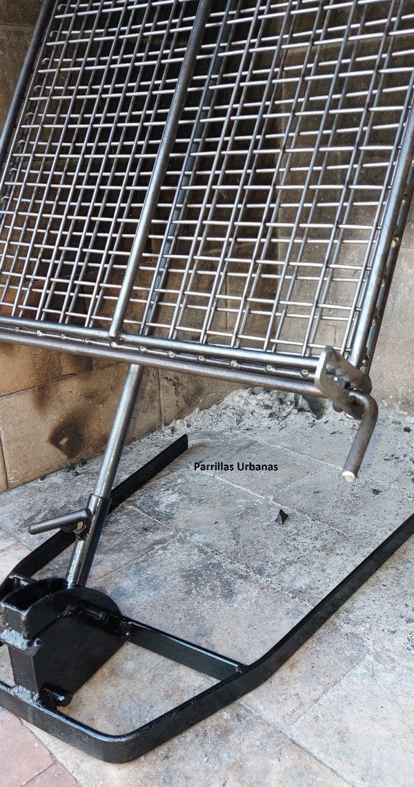 Producto - ASADOR PARRILLA BASE "V" REGULABLE EN 5 POSICIONES (EMPARRILLADO DE 35 X 50cm)