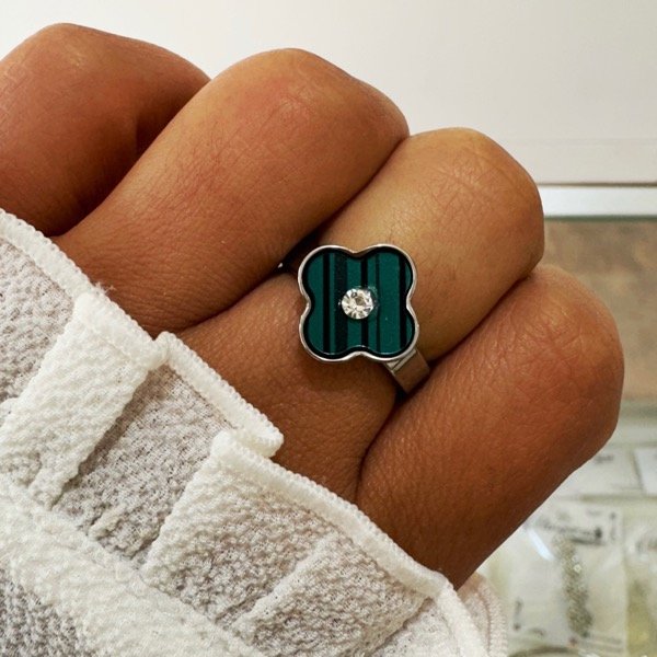Producto - ANILLO ACERO TREBOL VERDE CON BRILLO
