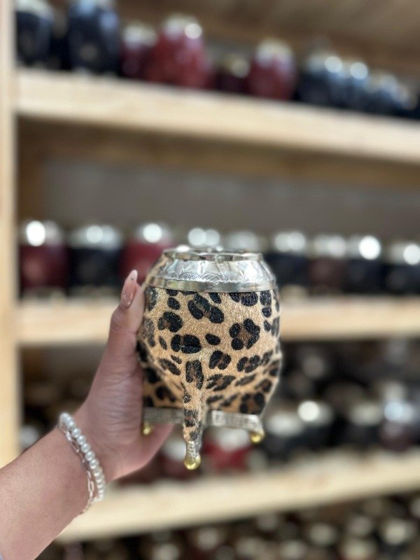 Producto - Torpedo animal print con base de alpaca y pelotas de bronce VIROLA CINCELADA