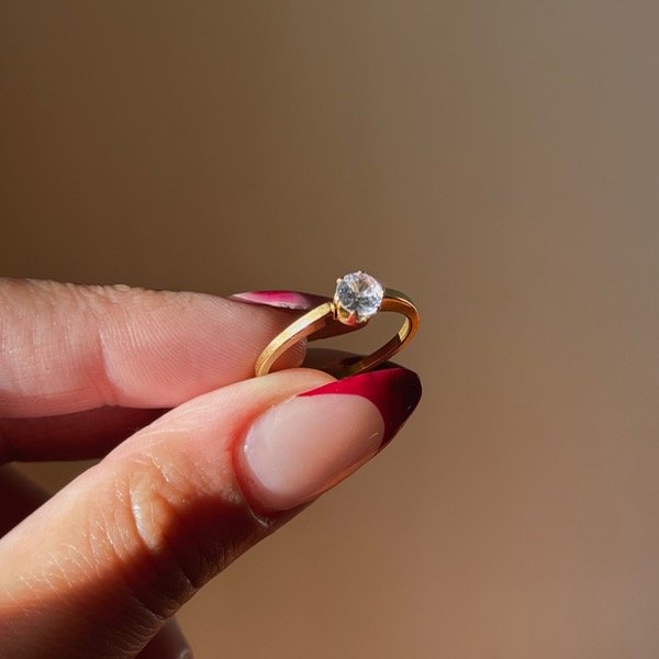 Producto - Anillo acero dorado piedra