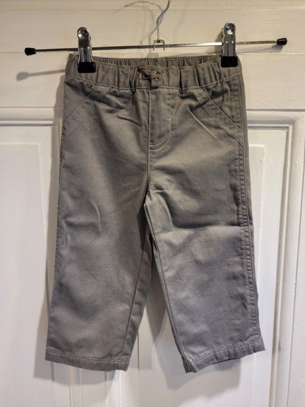 Producto - Pantalón CARTER'S gris gabardina- Talle 18 meses- PRECIO: 14X