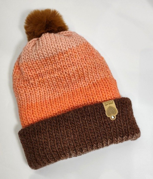 Producto - Gorro Tejido Bicolor Naranja y Marrón con Pompon