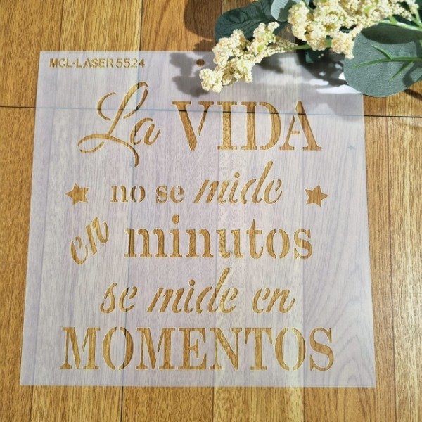 Producto - St 52524 de 20x20 cm Stencil frase la Vida no se mide en minutos...