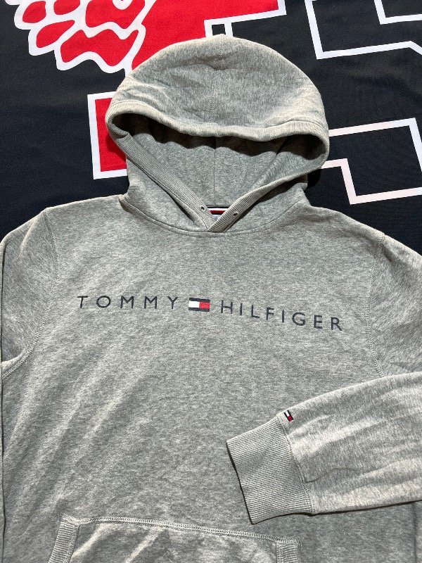 Producto - Buzo Tommy Hilfiger Spell out. Talle M